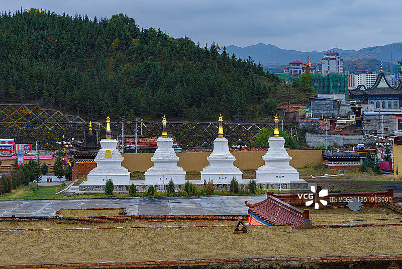 中国甘肃甘南合作市米拉日巴佛阁白塔图片素材