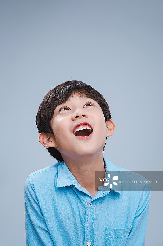 漂亮的小男孩肖像图片素材