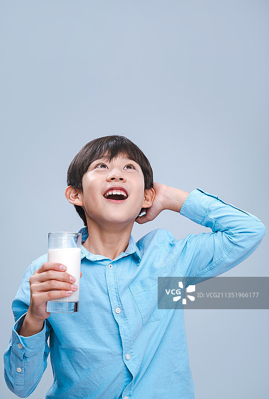 快乐的小男孩在喝牛奶图片素材