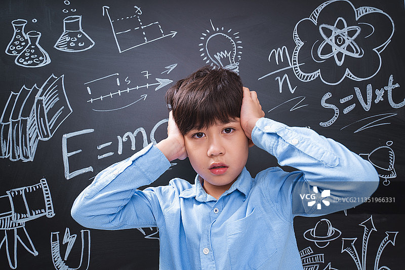 黑板画前的小学生图片素材