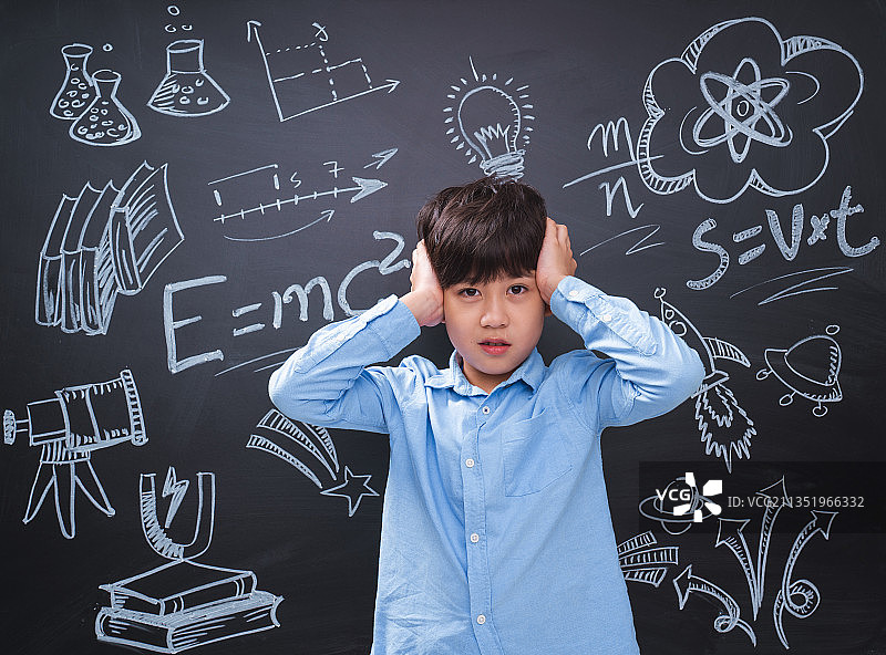 黑板画前的小学生图片素材
