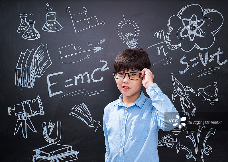 黑板画前的小学生图片素材