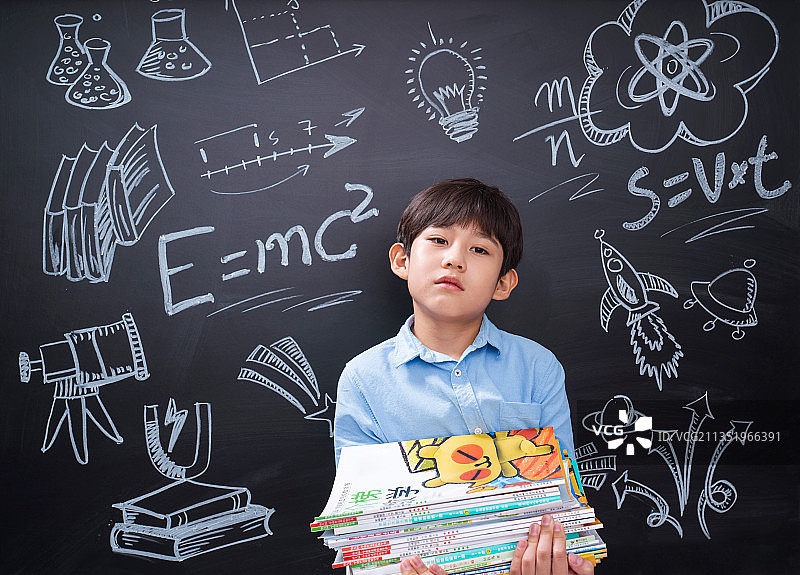 抱着教科书的小学生图片素材