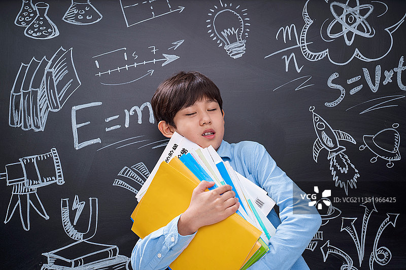 抱着教科书的小学生图片素材