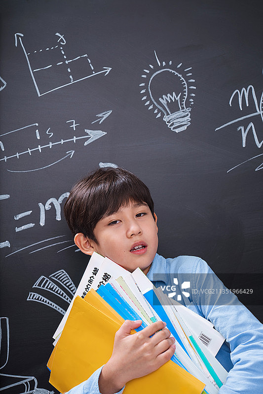 抱着教科书的小男孩图片素材