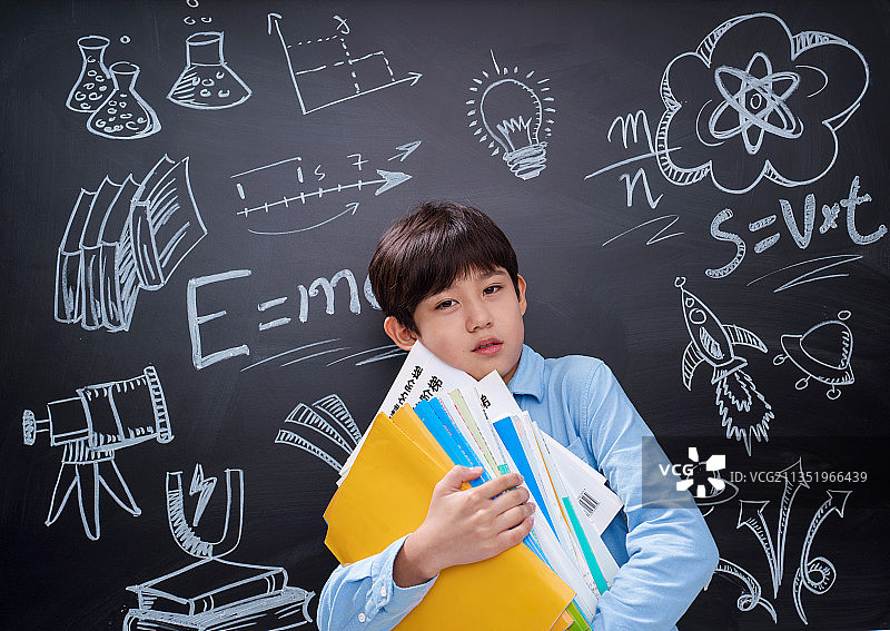 抱着教科书的小学生图片素材