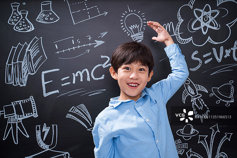 快乐的小学生在黑板前图片素材