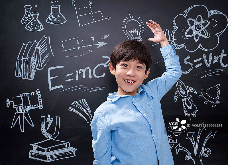 快乐的小学生在黑板前图片素材
