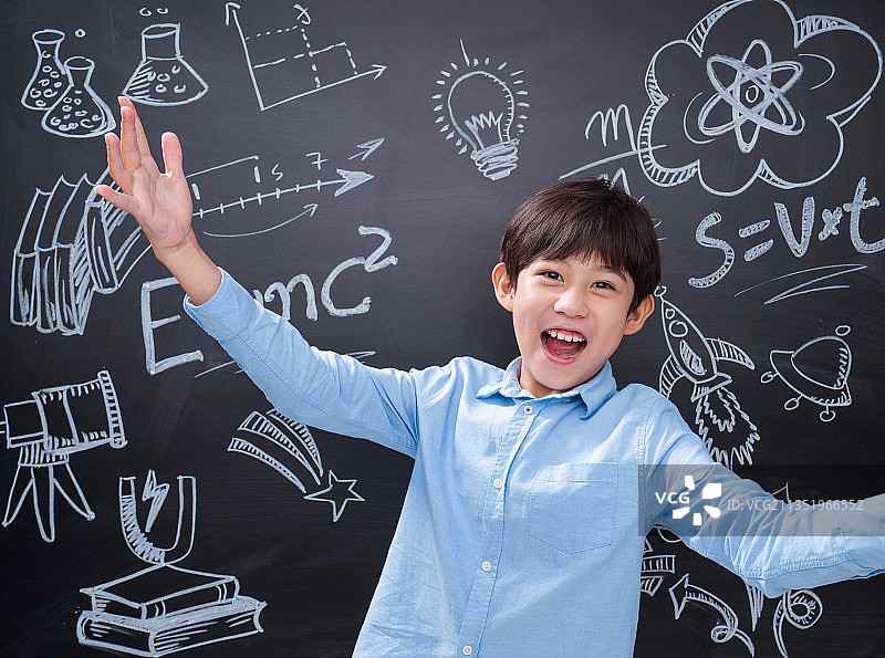 快乐的小学生在黑板前图片素材
