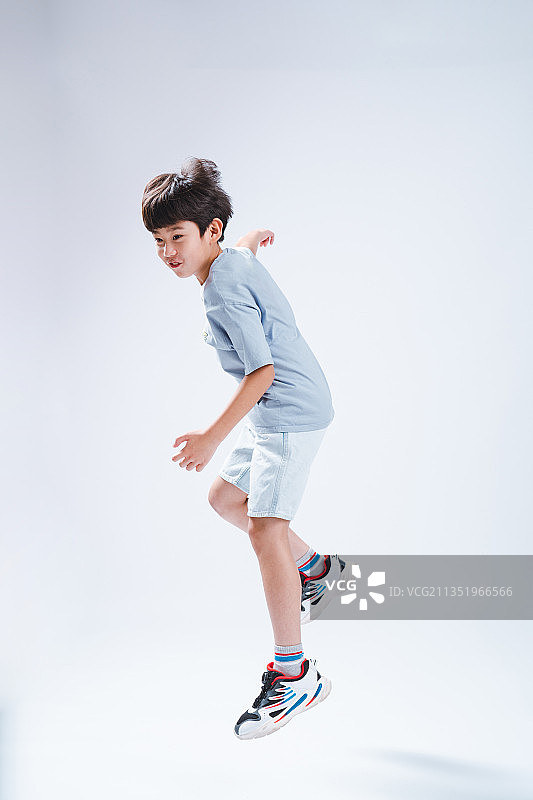 兴奋的小男孩图片素材