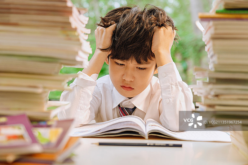 学业压力过大的小学生图片素材