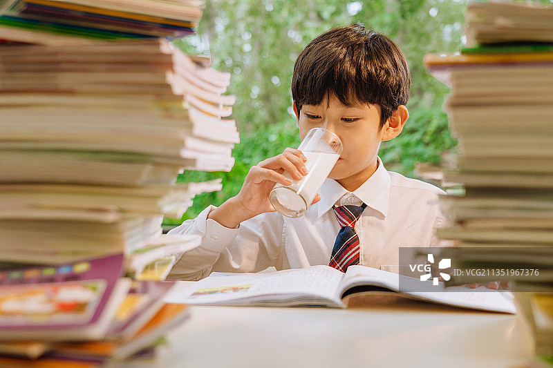 学习的小学生在喝牛奶图片素材