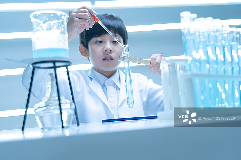 专心做实验的小男孩图片素材