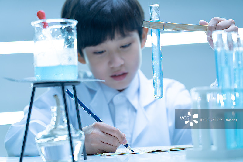 专心做实验的小男孩图片素材
