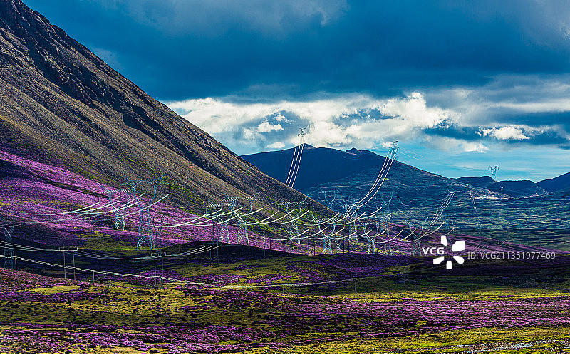 高原上的输电线路图片素材