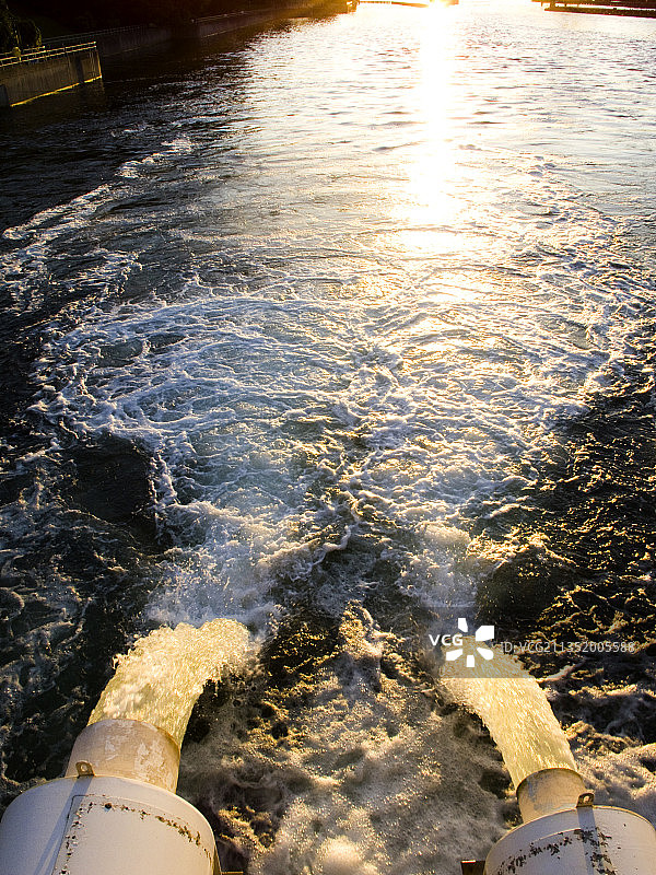 华盛顿州西雅图巴拉德水闸的鱼道日落景观图片素材
