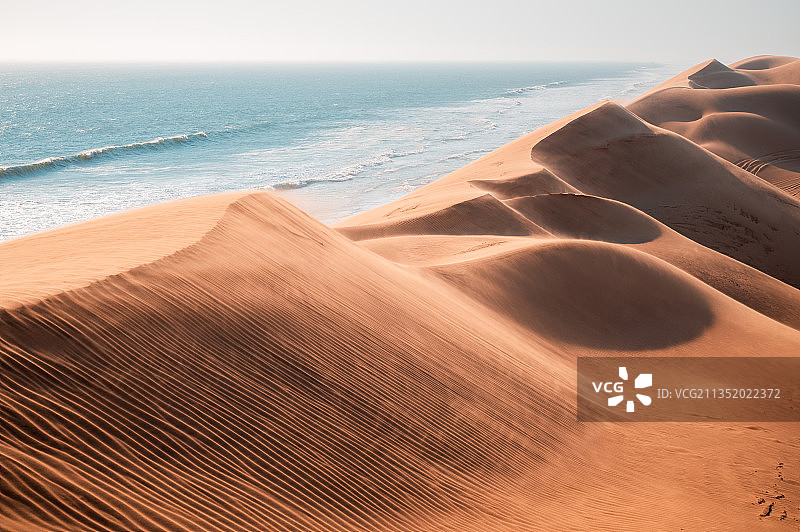 沙漠和海洋的超现实自然景观。纳米比亚的热门旅游目的地。图片素材