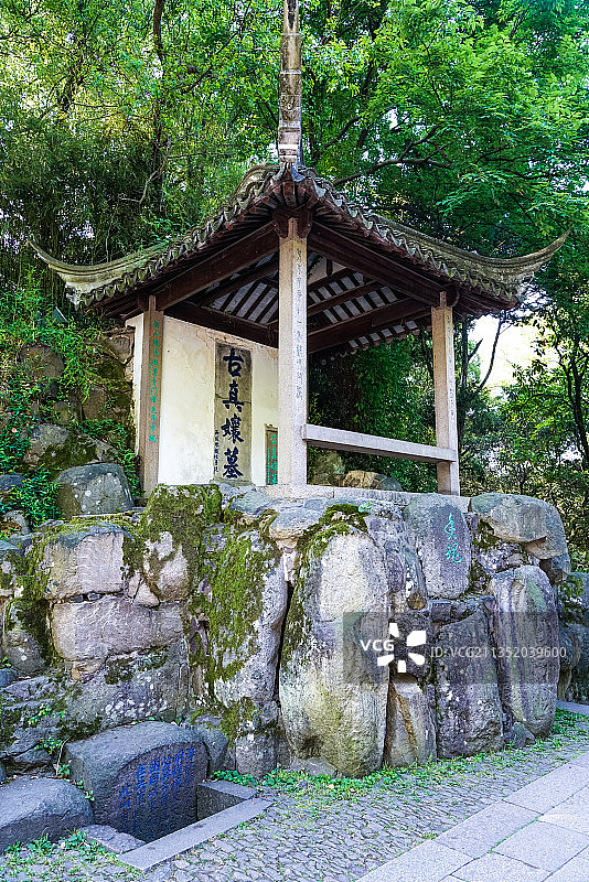 中国江苏省苏州市虎丘山的古真娘墓景点真娘墓亭图片素材