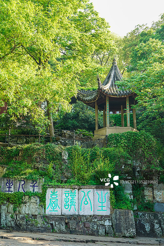 中国江苏省苏州市虎丘山的亭子图片素材