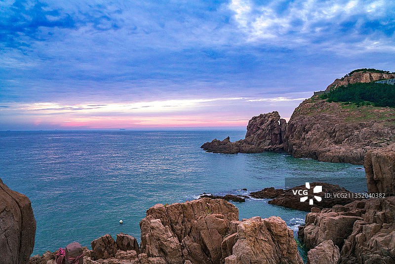 中国山东威海成山头日出的粉红色天空图片素材