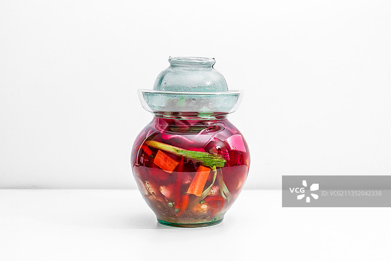 四川老坛泡菜玻璃坛子中腌制图片素材