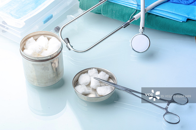 桌面上的消毒工具图片素材