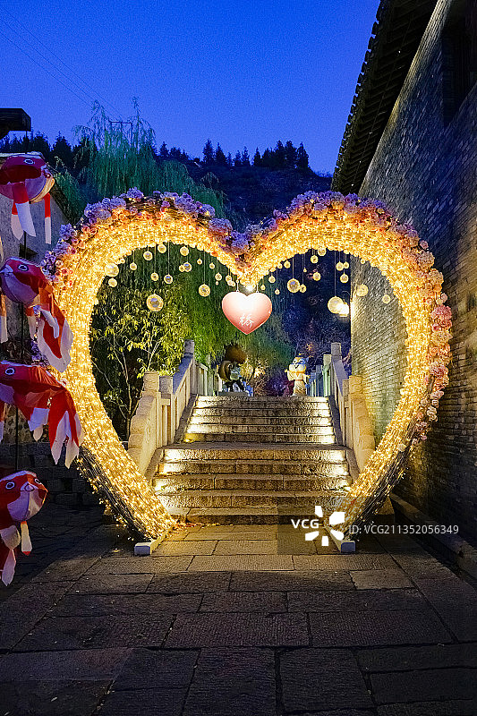 中国北京古北水镇夜景鹊桥心型花灯门夜景图片素材