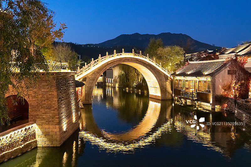 中国北京古北水镇银笺桥夜景图片素材