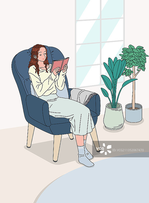 秋天，坐在沙发上舒适放松的女人图片素材