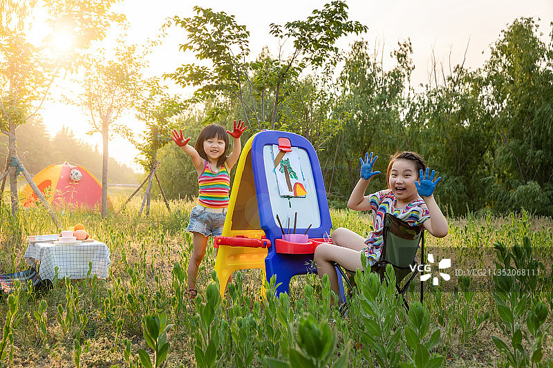 郊外画画的孩子图片素材