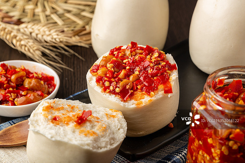 馒头夹辣椒酱图片素材