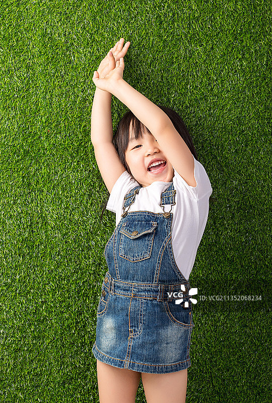 草地上的小女孩图片素材