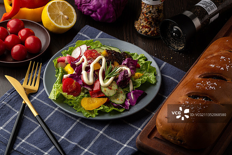 餐桌上的蔬菜沙拉图片素材
