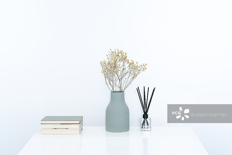 现代极简家居中的花瓶和摆设图片素材