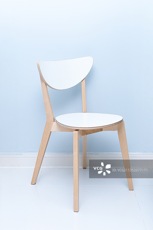 极简家居中的一把白色木质靠背椅子图片素材
