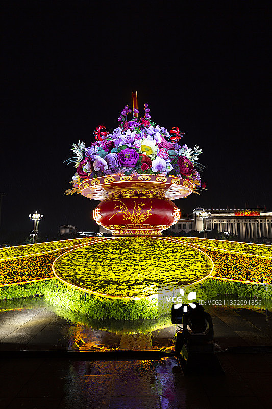 2021年国庆节雨夜中的北京天安门广场：“祝福祖国”大花篮图片素材