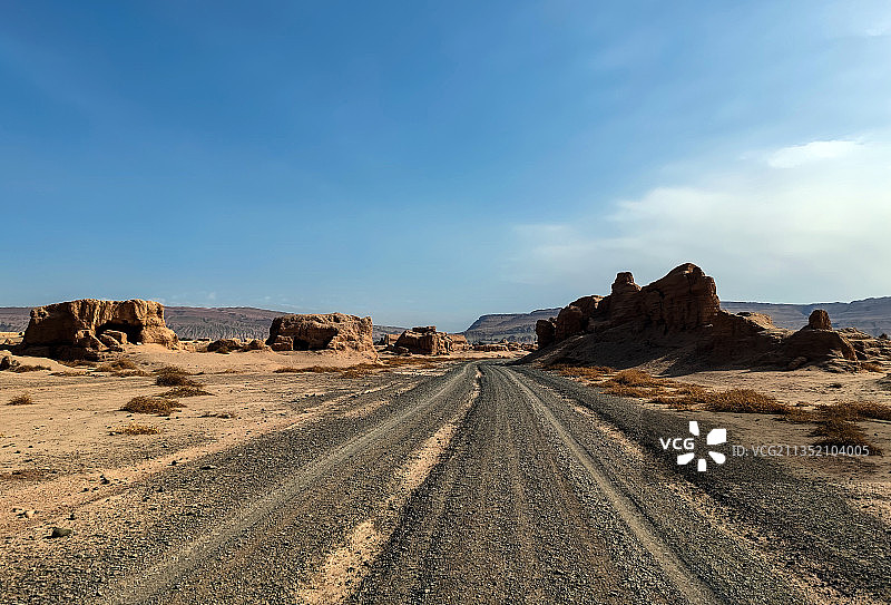 吐鲁番高昌故城土路汽车广告背景图图片素材