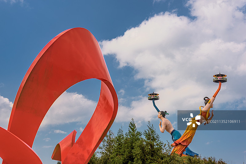 重庆武隆白马山景区标志性雕塑-飞天之吻图片素材