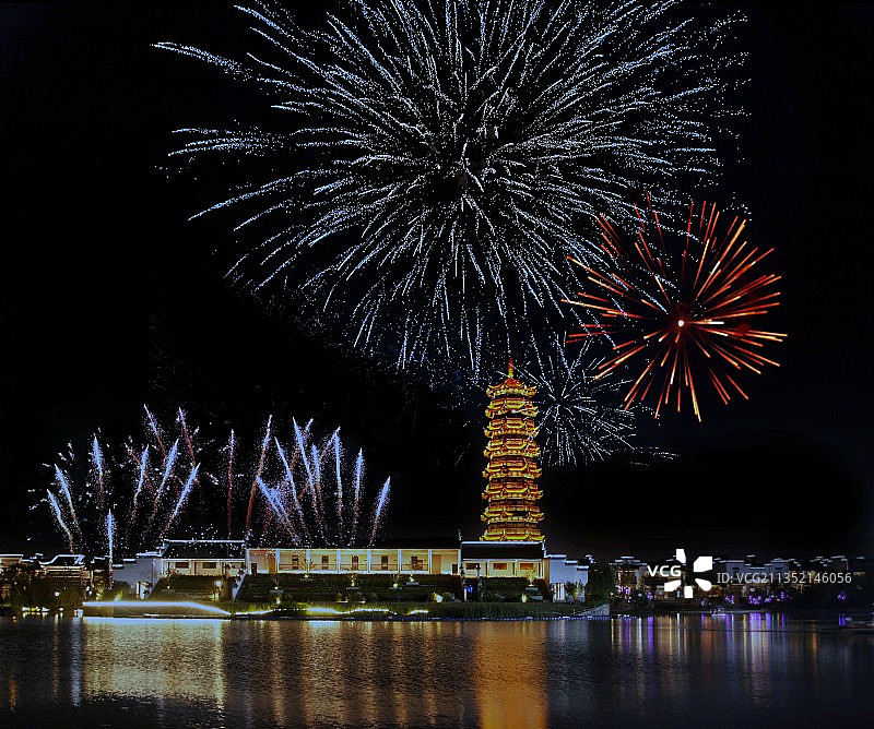 鸠兹古镇国庆烟火秀图片素材