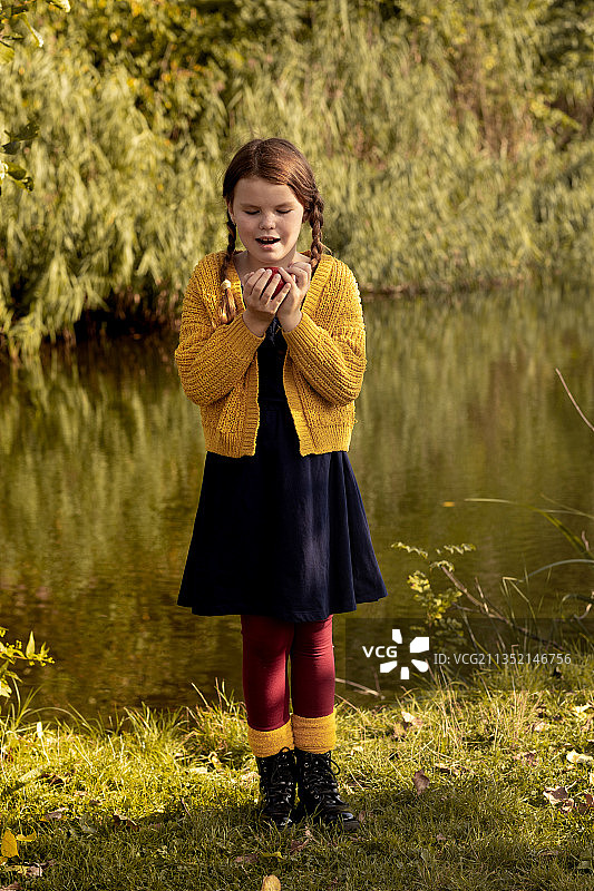 女孩站在德国的湖边图片素材