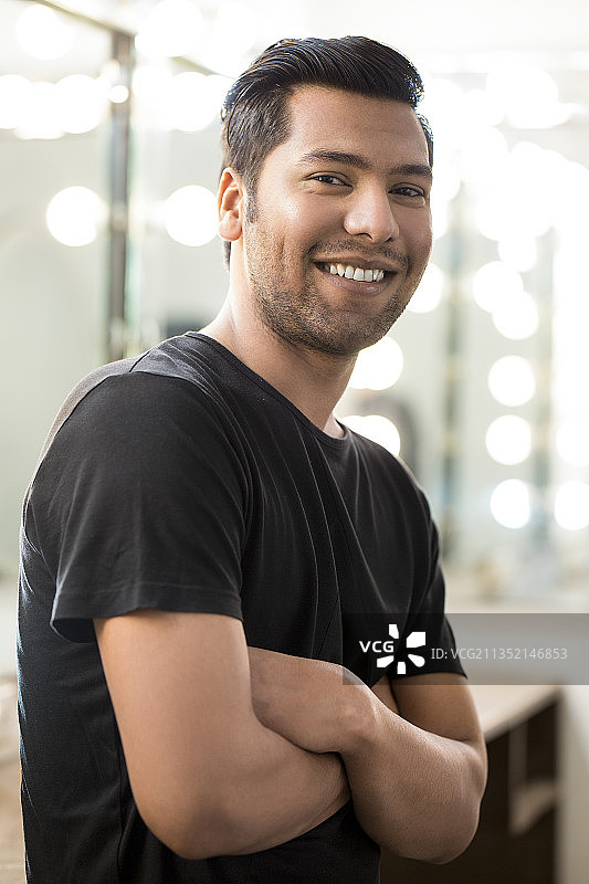 在新德里办公室里微笑的商务男士肖像图片素材