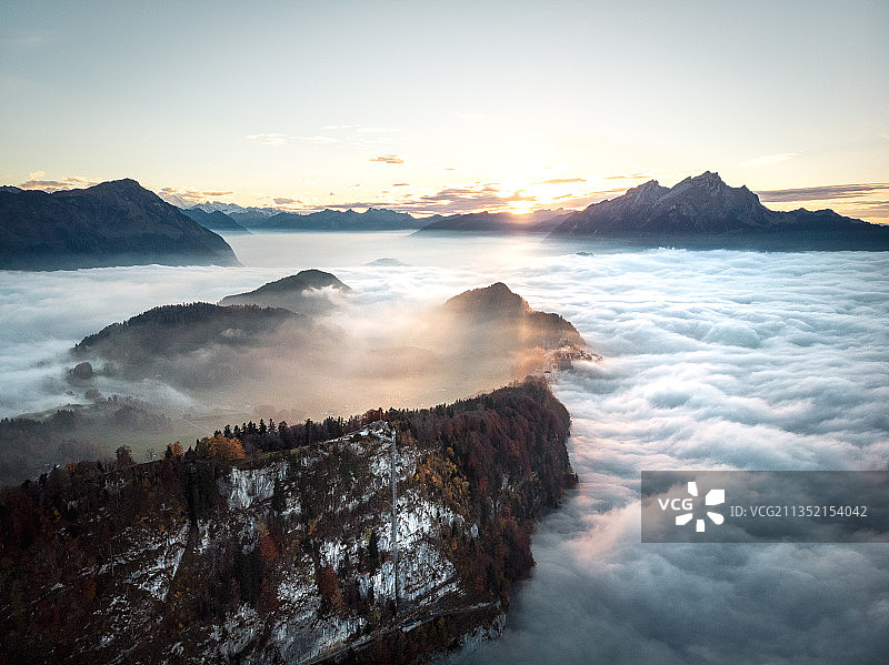 瑞士韦吉斯日落时分的海景图片素材