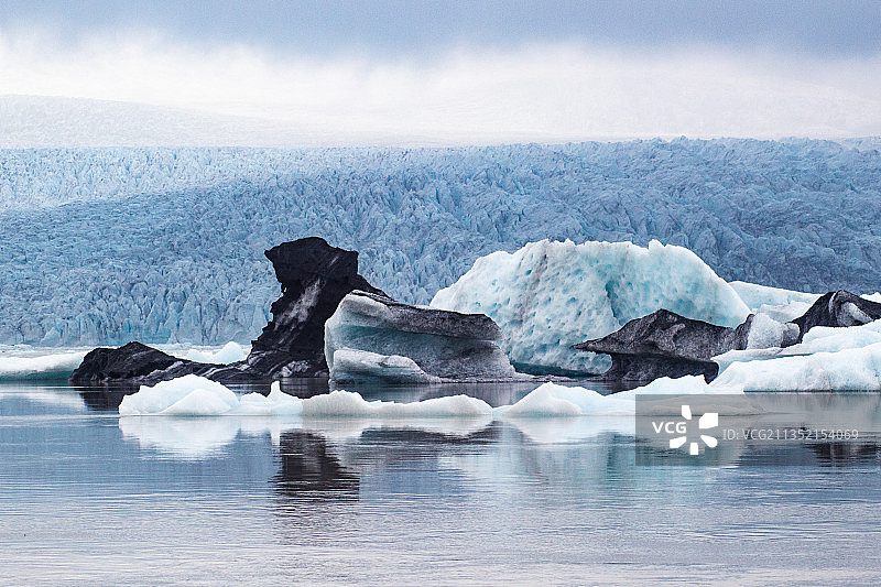 冰岛冰冻湖面风光图片素材