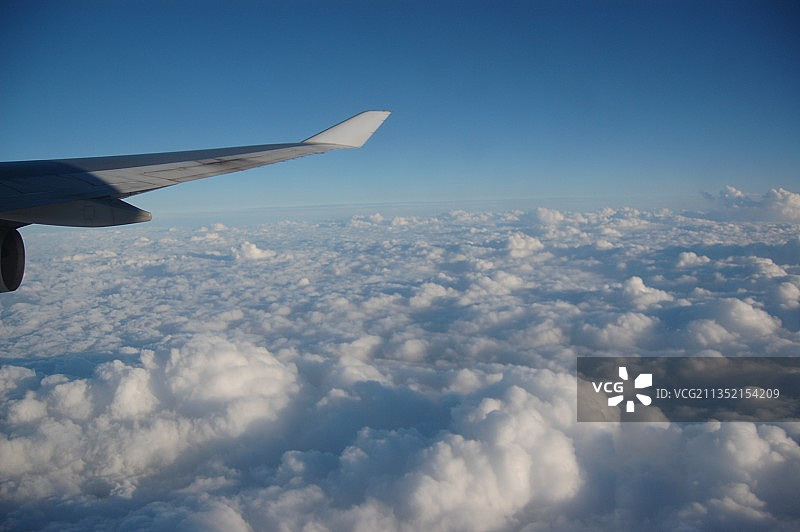 飞机飞越云层，英国图片素材
