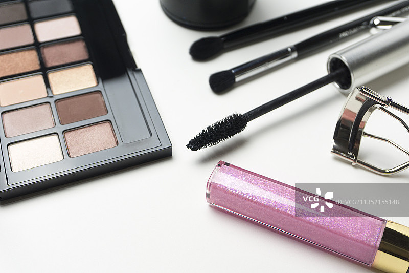 桌子上的美容产品高角度景观图片素材