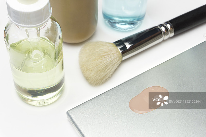 桌子上的美容产品高角度景观图片素材