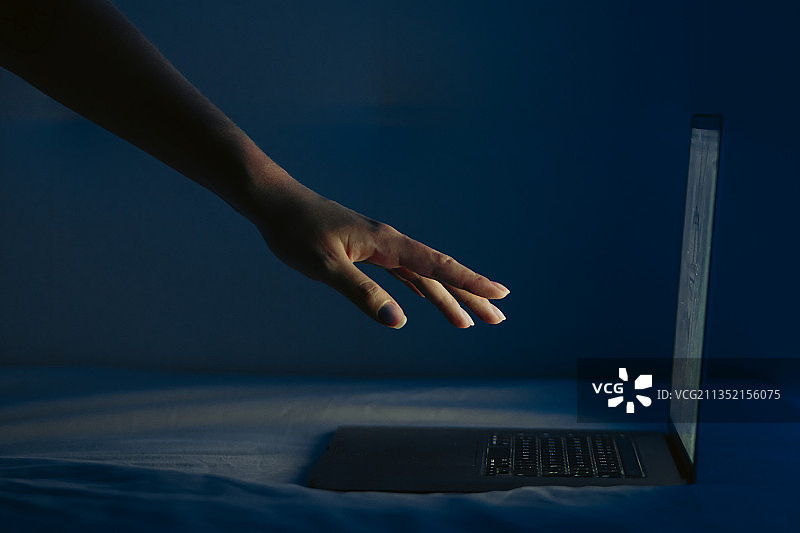 在家中床上使用笔记本电脑的照片图片素材