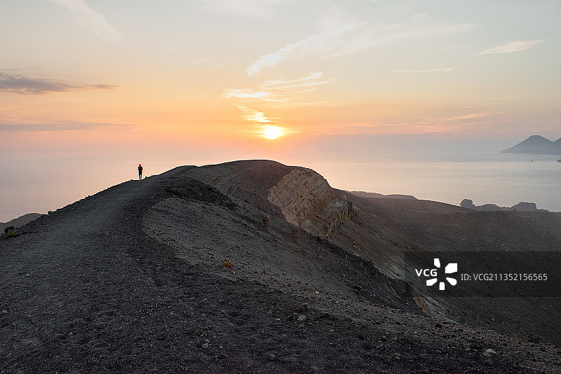 意大利埃奥利群岛武尔卡诺岛火山口的日落图片素材