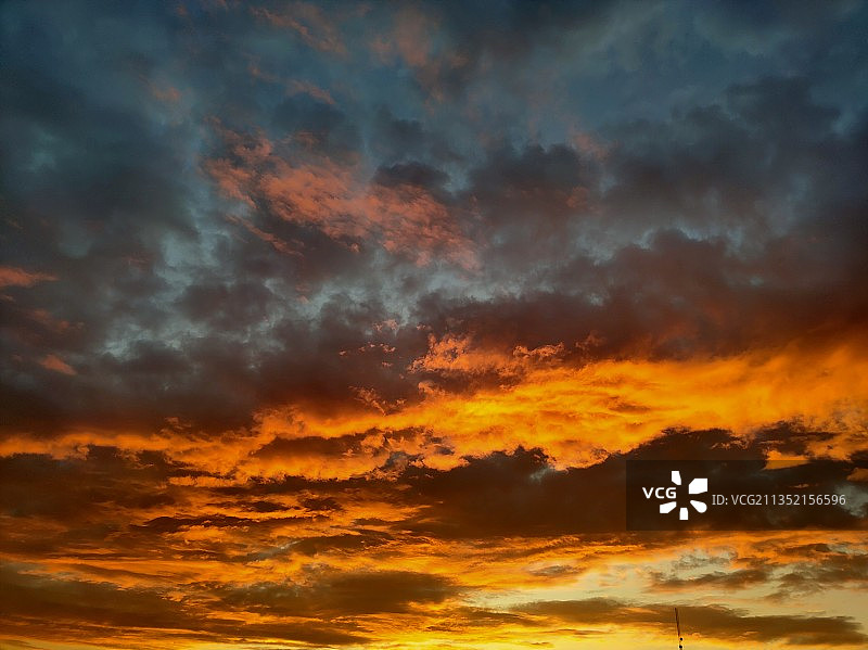 伊拉克日落时戏剧性天空低角度视图图片素材