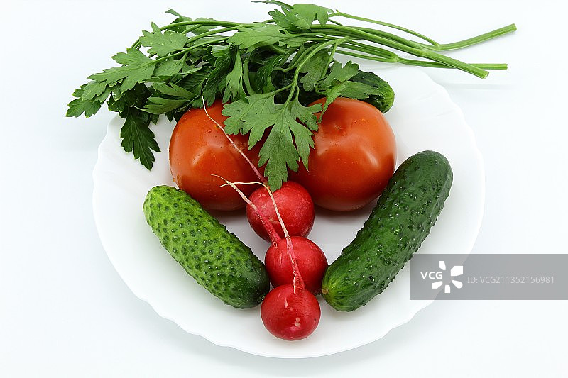 白色背景盘中新鲜蔬菜特写图片素材